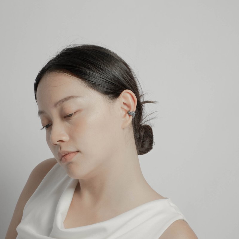 浪 Waves  I 【涛】耳骨扣 - 纯银染黑 - 耳环/耳夹 - 纯银 黑色