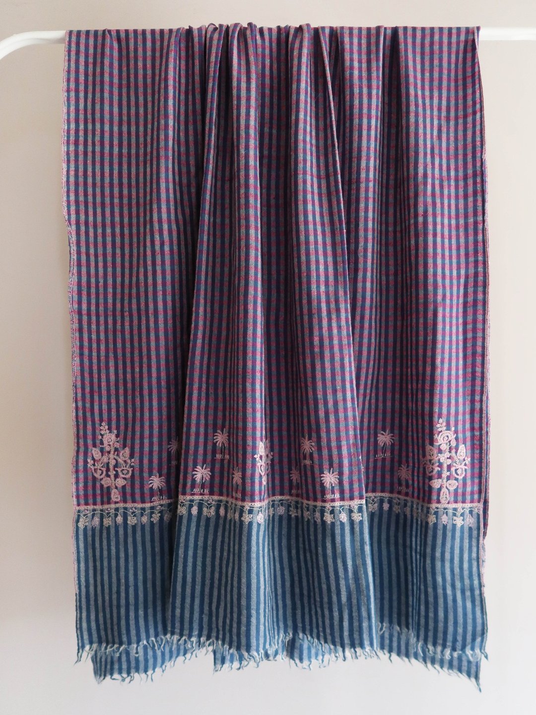 Hand Embroidered Check Buta Palla Pashmina手工刺绣经典格纹 - 围巾/披肩 - 羊毛 多色