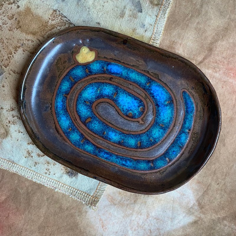 【タケ-TA KE Studio】青蛇元宝盘 - 盘子/餐盘/盘架 - 陶 蓝色