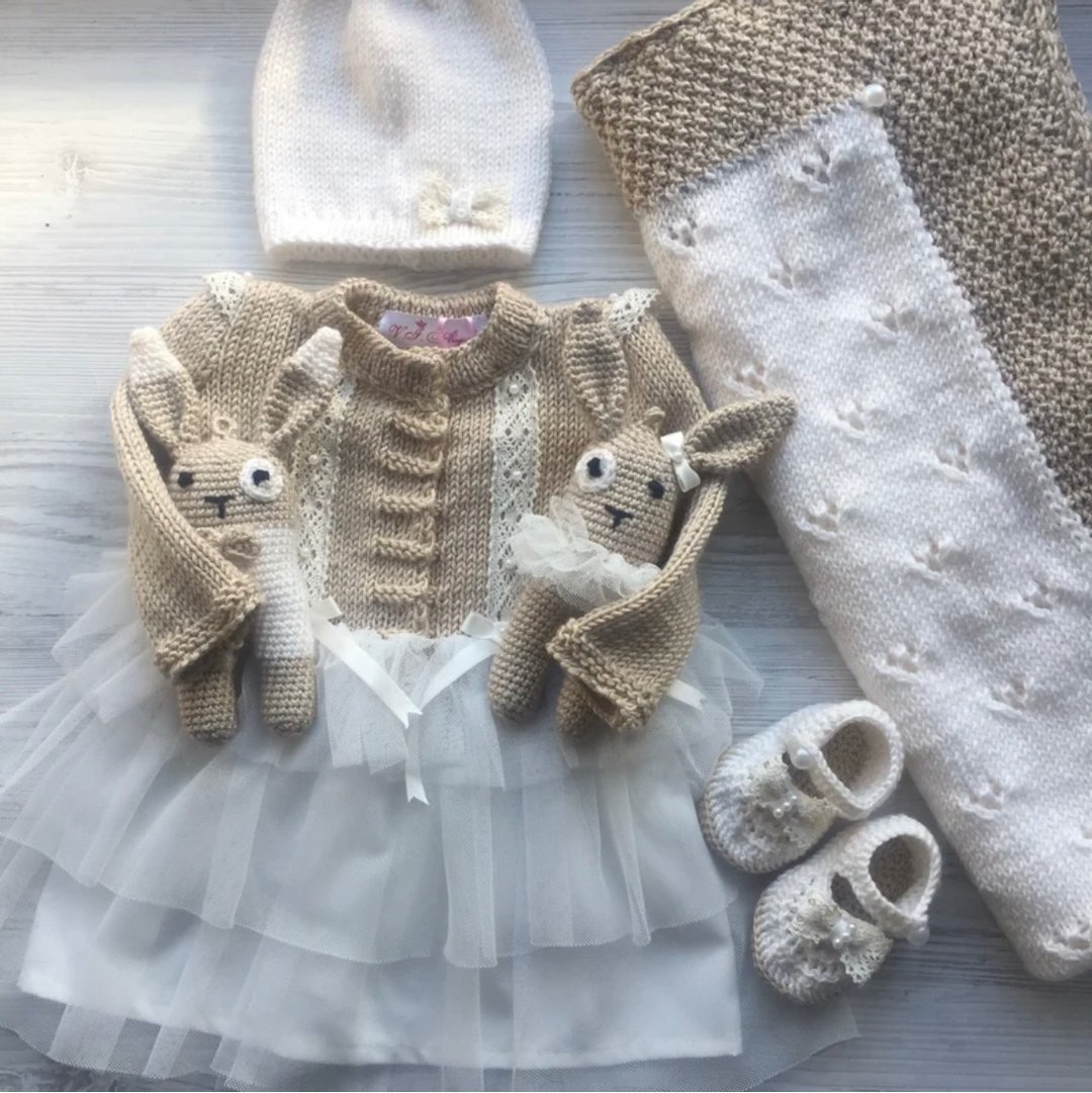Hand knit beige and ivory colors dress, hat, booties, blanket with two toys. - 包屁衣/连体衣 - 其他材质 