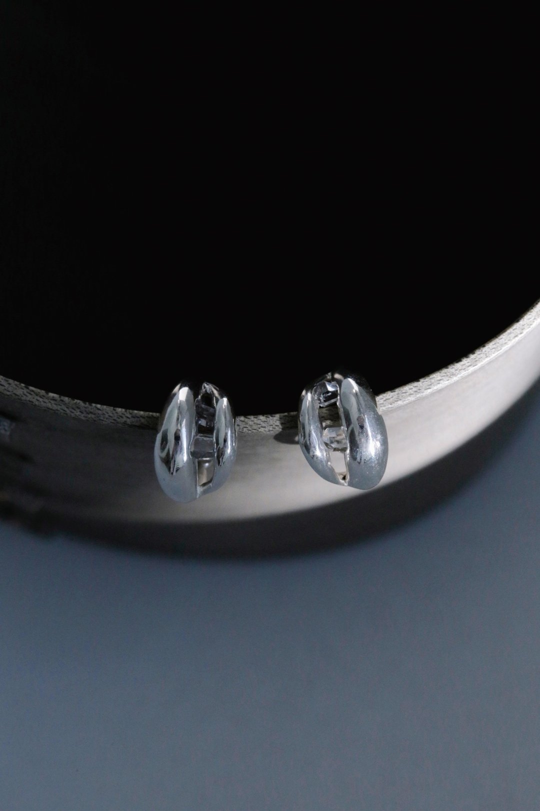 Fissured Fold – Earring 界隙折叠耳环 - 耳环/耳夹 - 宝石 银色