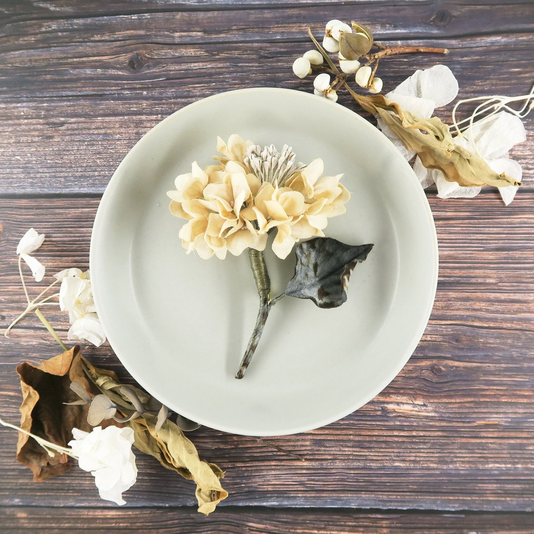 Corsage. | Corsage | Old hydrangea branch. B. - 胸花/手腕花 - 棉 卡其色