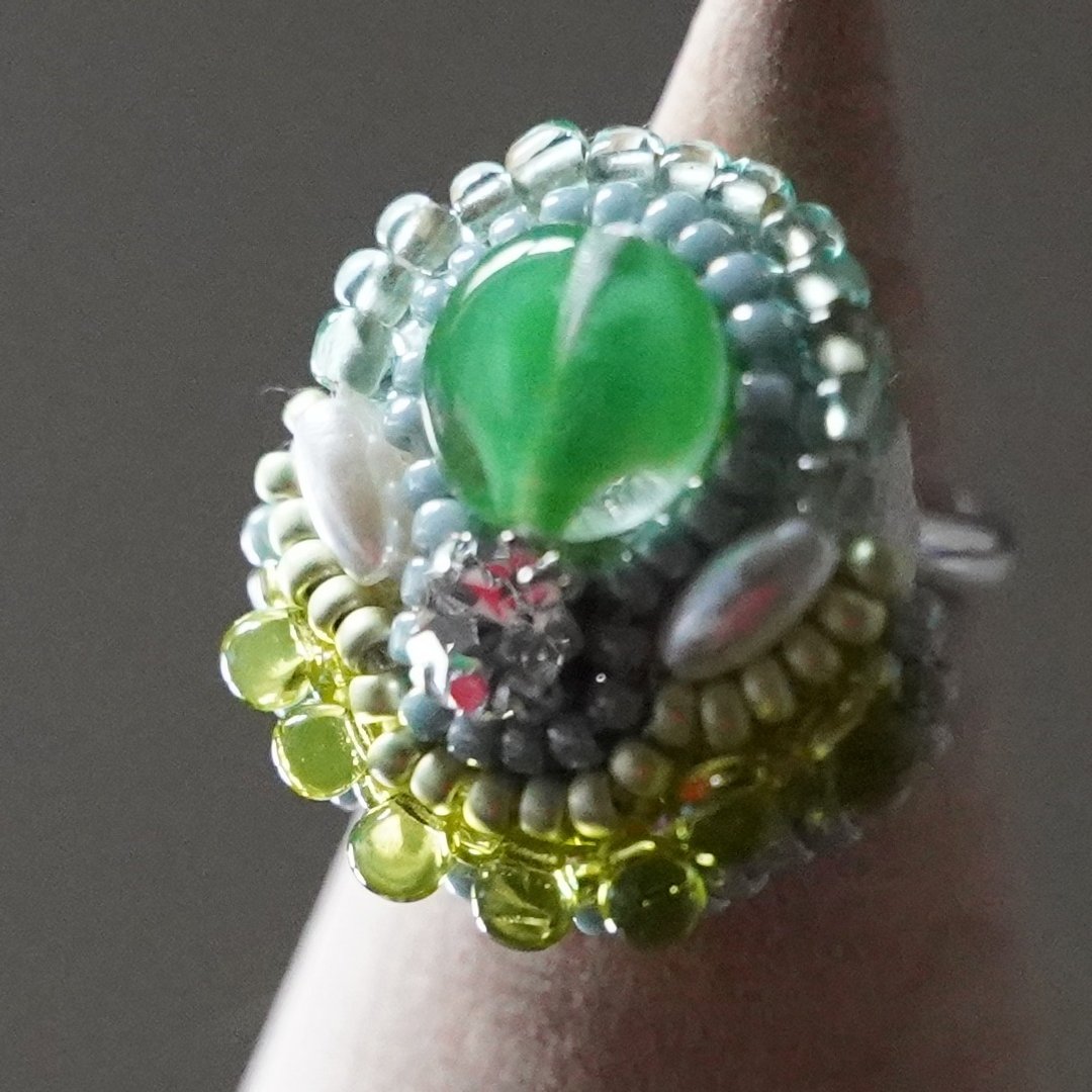 Talkative Ring 102 Free Size Bead Embroidery Ring Green Bijou Large Ring - 戒指 - 塑料 绿色