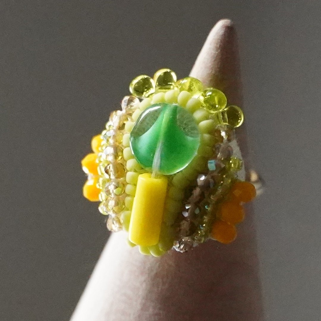 Talkative Ring 56 Free Size Bead Embroidery Ring Round Green Yellow Colorful Vitamin Color - 戒指 - 玻璃 黄色