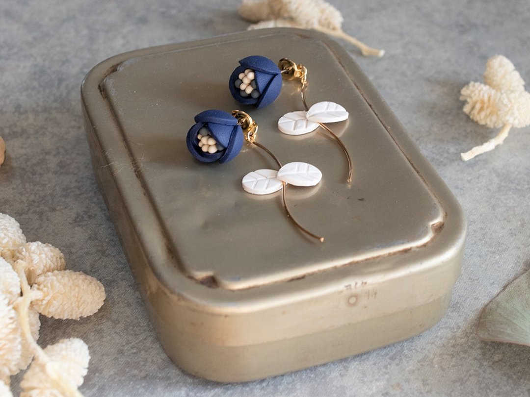 Single flower earrings / Classic blue - 耳环/耳夹 - 粘土 蓝色