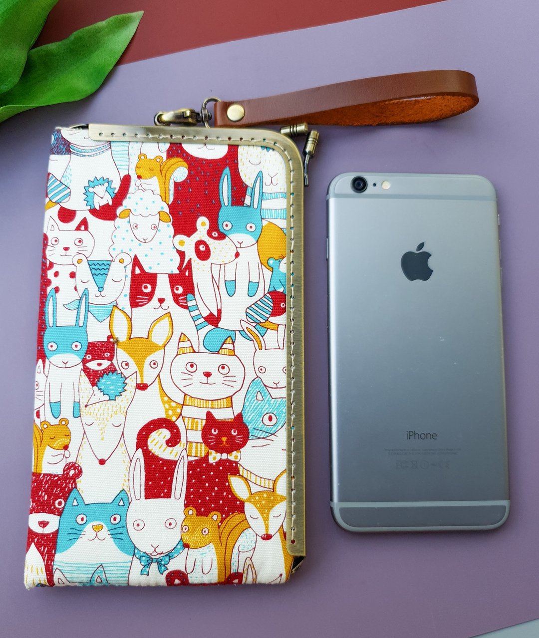 Metal frame phone wallet with removable leather handle  - Animal friends - 其他 - 棉．麻 