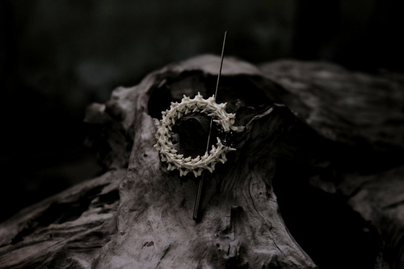 【山骸纪】循环而生—蛇骨别针 - 胸针 - 其他材质 白色