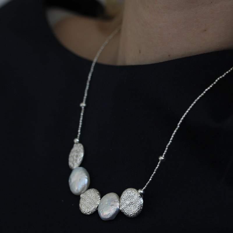 Flat pearls and patterned silver beads necklace (N0025) - 项链 - 银 银色