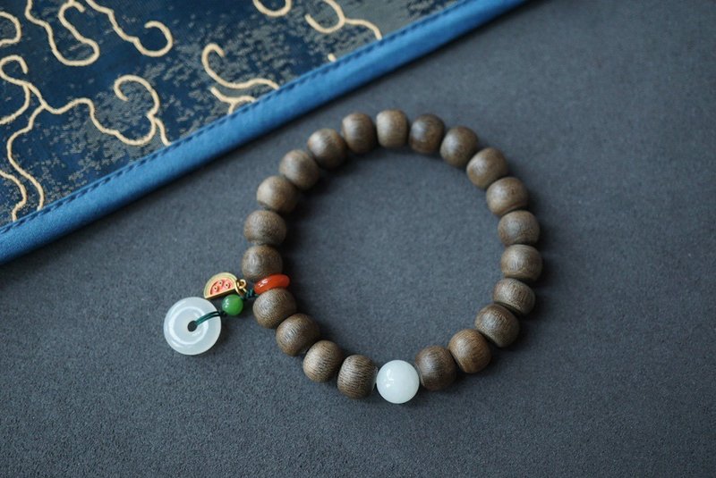 天然沈香珠/沉香珠 白玉圆珠白玉平安扣设计单圈手串手持fs - 手链/手环 - 木头 咖啡色