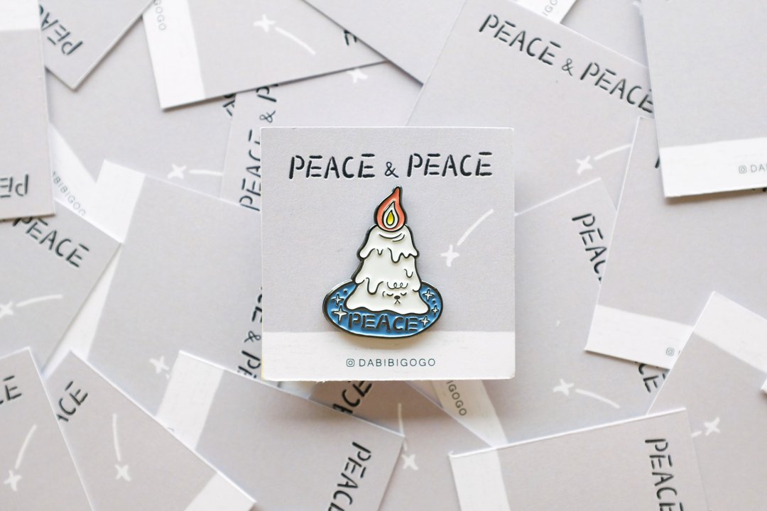 Peace and peace 蜡烛狗狗金属胸章 - 胸针 - 其他金属 