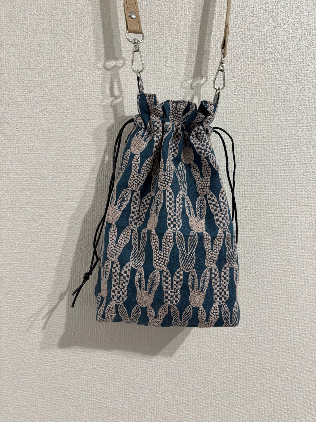 mina perhonen pomppia 使用 2WAY 长型束口袋 手机斜背包 - 侧背包/斜挎包 - 棉 蓝色