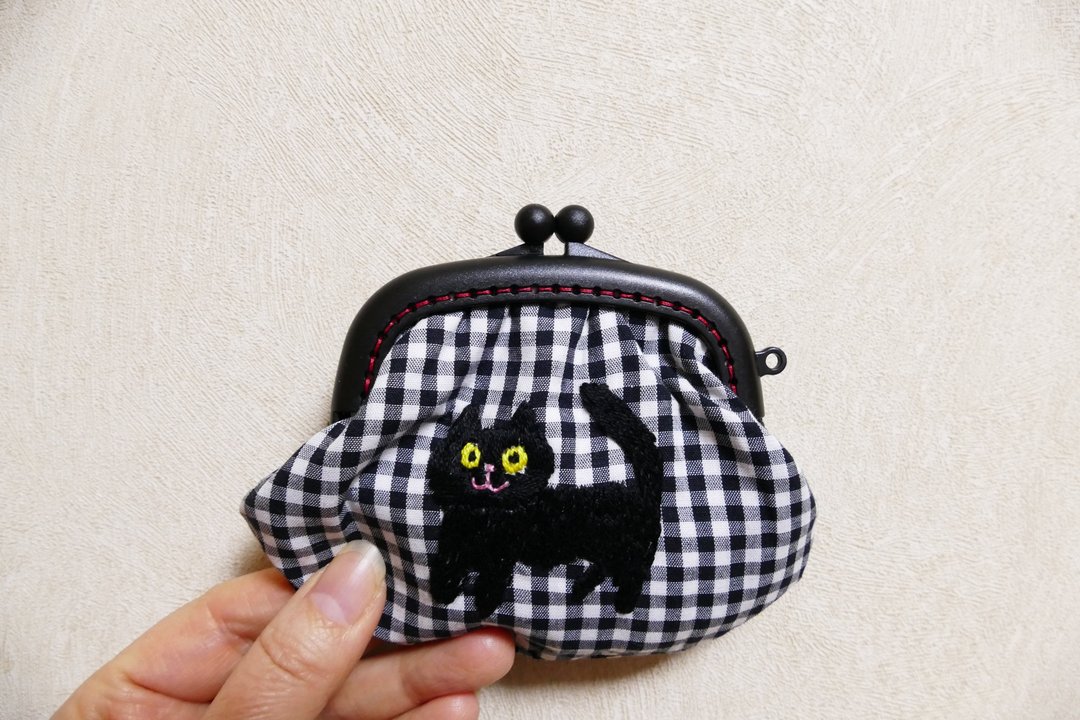 Embroidered gamaguchi gingham check black cat - 化妆包/杂物包 - 棉．麻 黑色