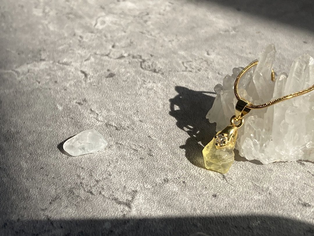 【荏苒。金珀项链】医疗钢、锁骨链、天然琥珀片|单品保证 - 锁骨链 - 其他材质 黄色