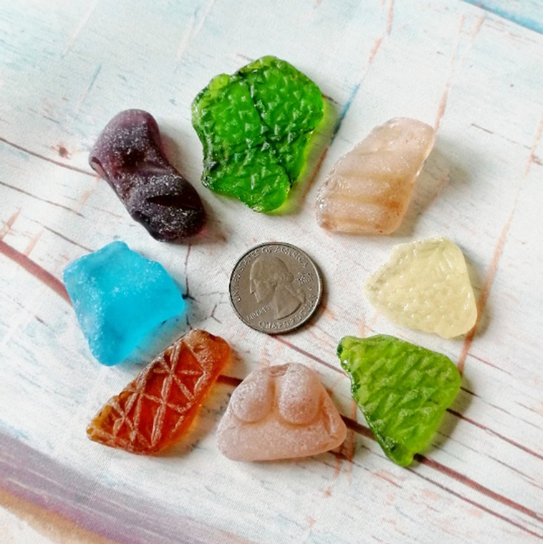 Genuine Sea glass for jewelry.Embossed sea glass.Patterned Sea glass decor - 陶艺 - 玻璃 多色