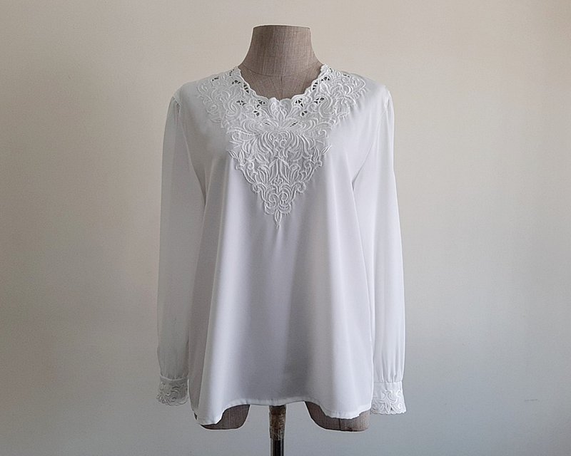 M号 复古风 白色刺绣女衬衫 长喇叭袖上衣 M - 女装上衣 - 聚酯纤维 白色