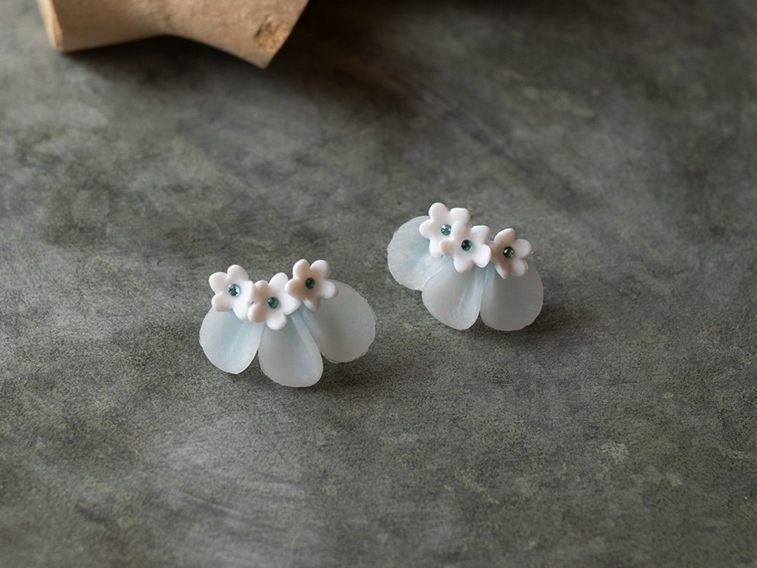 Petal Bouquet Earring / light blue - 耳环/耳夹 - 粘土 蓝色