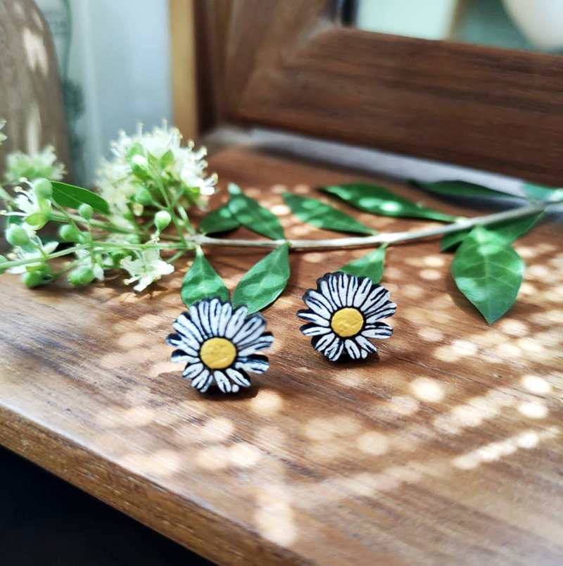 Wooden earring daisy - 耳环/耳夹 - 木头 白色
