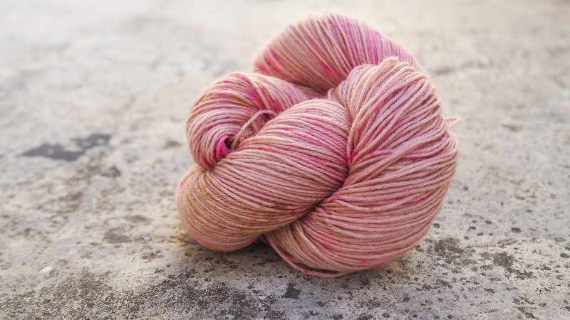 手染袜线。粉花瓣 (蓝面羊100) - 编织/刺绣/羊毛毡/裁缝 - 羊毛 