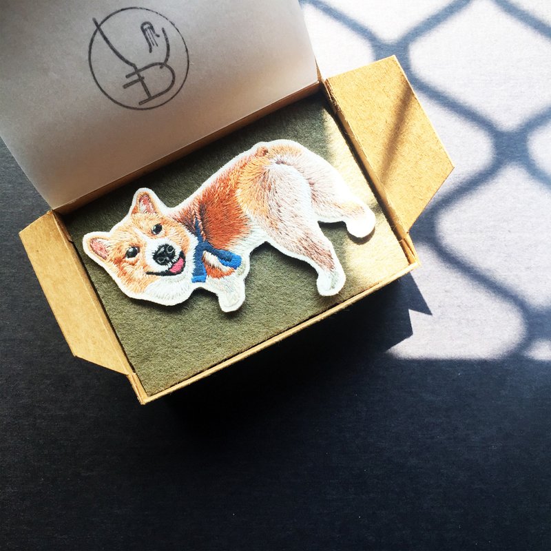 定制化毛孩子手工刺绣胸章 宠物刺绣 纪念礼物情人节礼物 - 胸针 - 绣线 多色