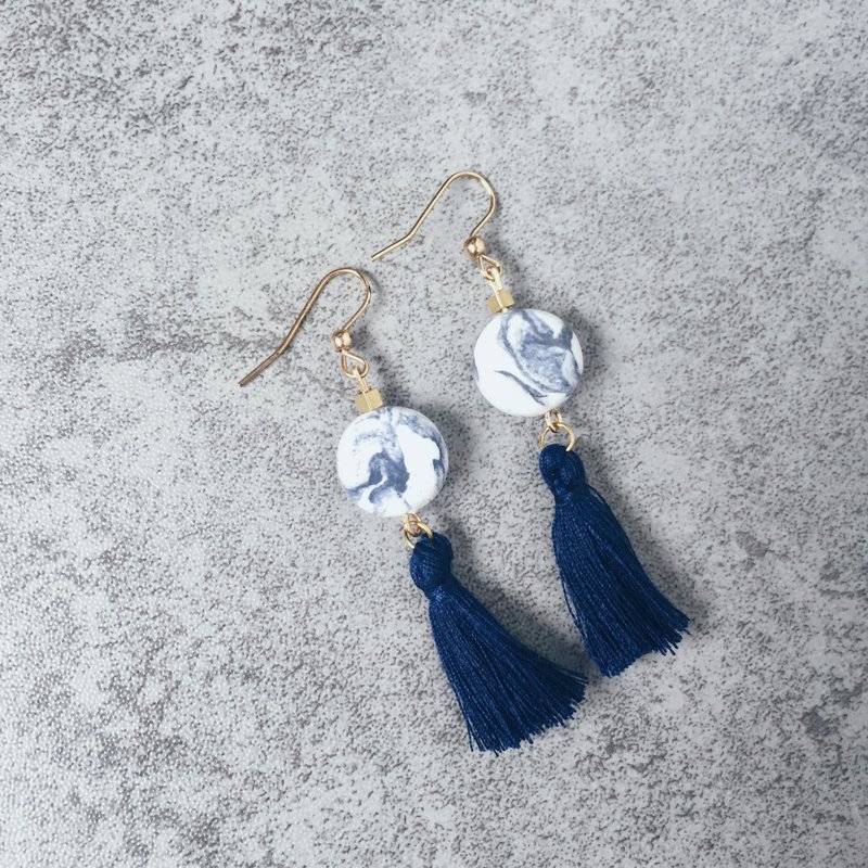 深蓝色扁珠轻黏土水墨耳环 - 耳环/耳夹 - 粘土 蓝色
