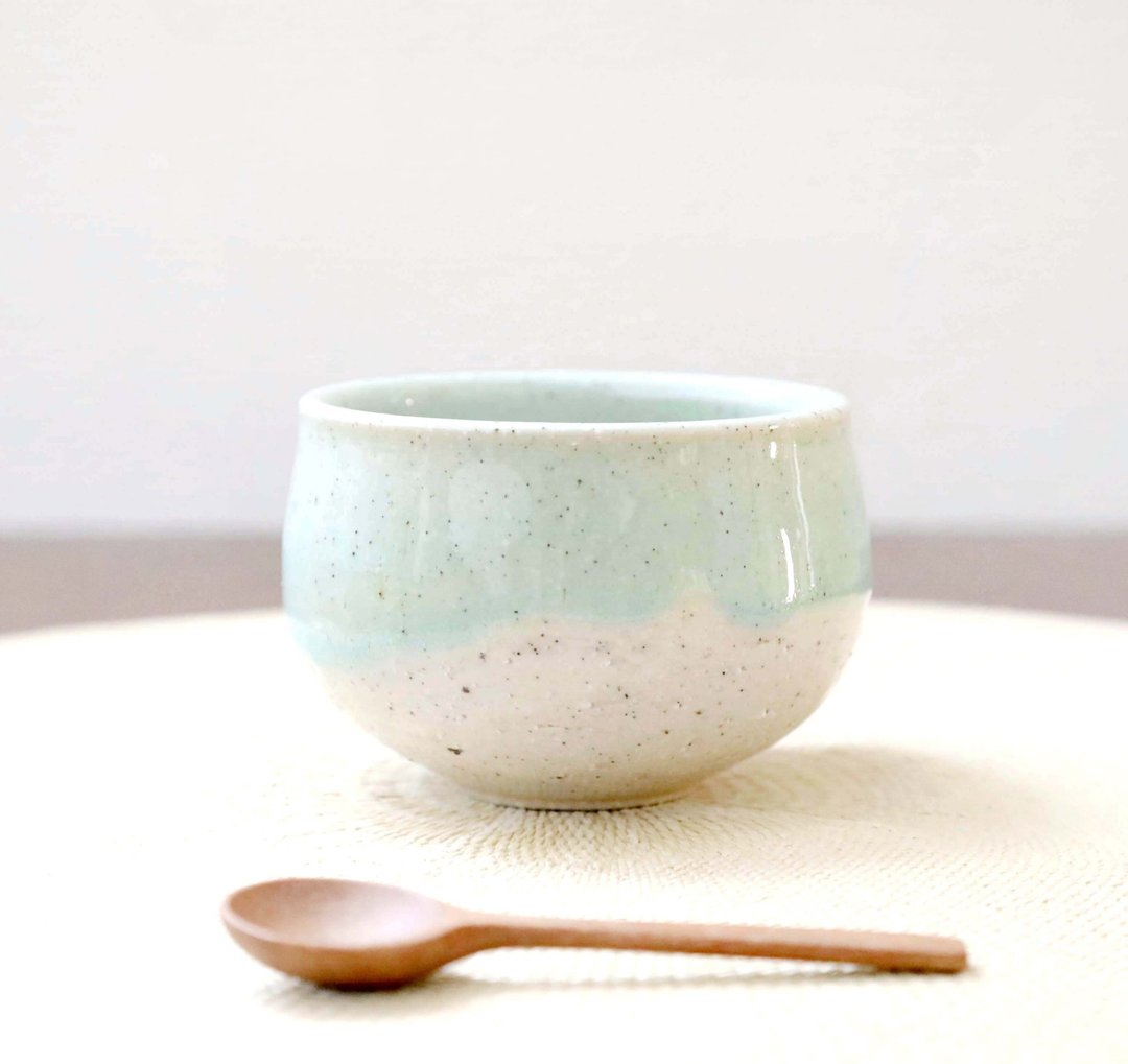 长石陶土与淡蓝釉药的小巧汤杯 - 碗 - 陶 蓝色