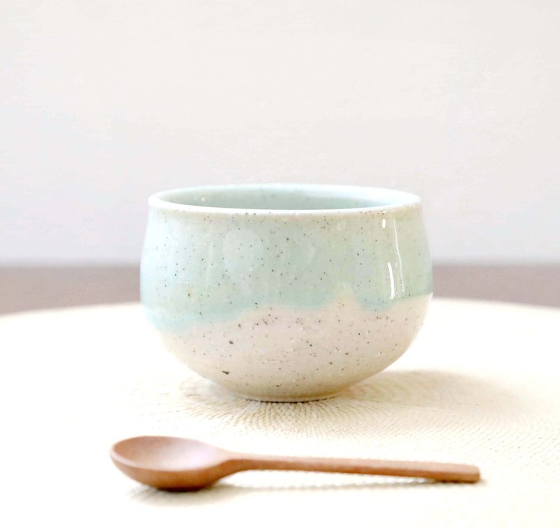 长石陶土与淡蓝釉药的小巧汤杯 - 碗 - 陶 蓝色