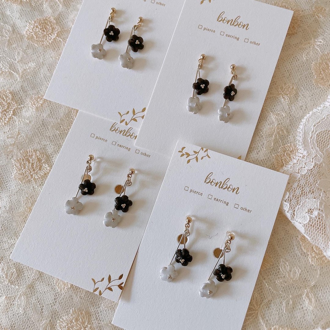 monotone flower piercing(earring) - 耳环/耳夹 - 陶 黑色