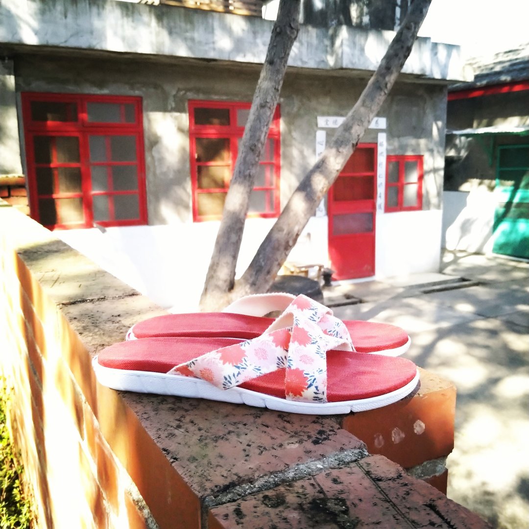 亲肤减压轻量舒适 / 台湾手作室内拖鞋 l 花辰月夕 / 红底色 - 室内拖鞋 - 聚酯纤维 