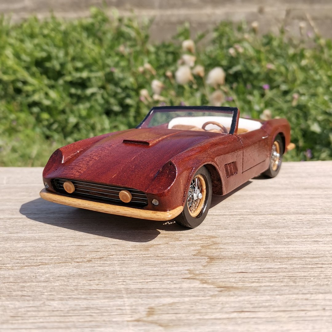 Custom made toy car model  Ferrari 250 GT California - 摆饰 - 木头 