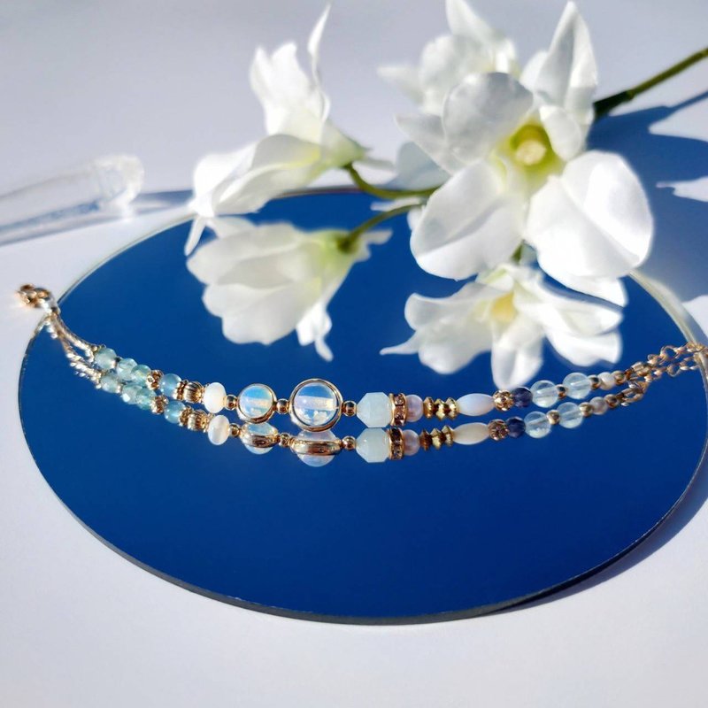 比雾更深的地方。蛋白石 海水蓝宝 磷灰石 14K包金 水晶设计手链 - 手链/手环 - 水晶 蓝色