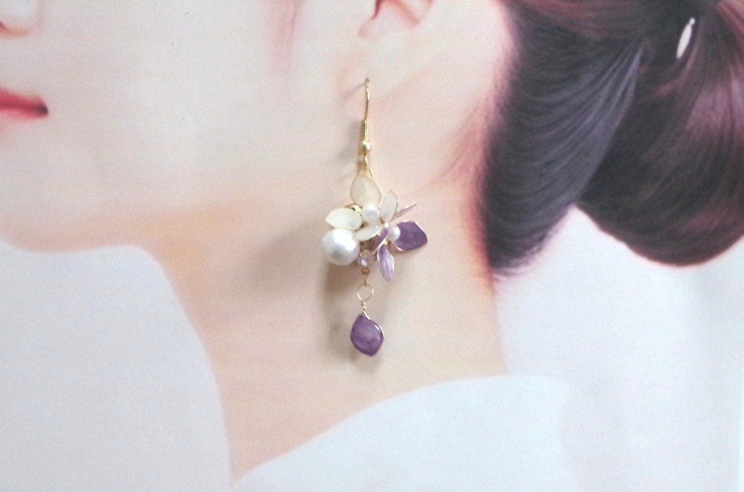 Manicure flower hydrangea and cotton pearl earrings, purple - 耳环/耳夹 - 其他材质 紫色
