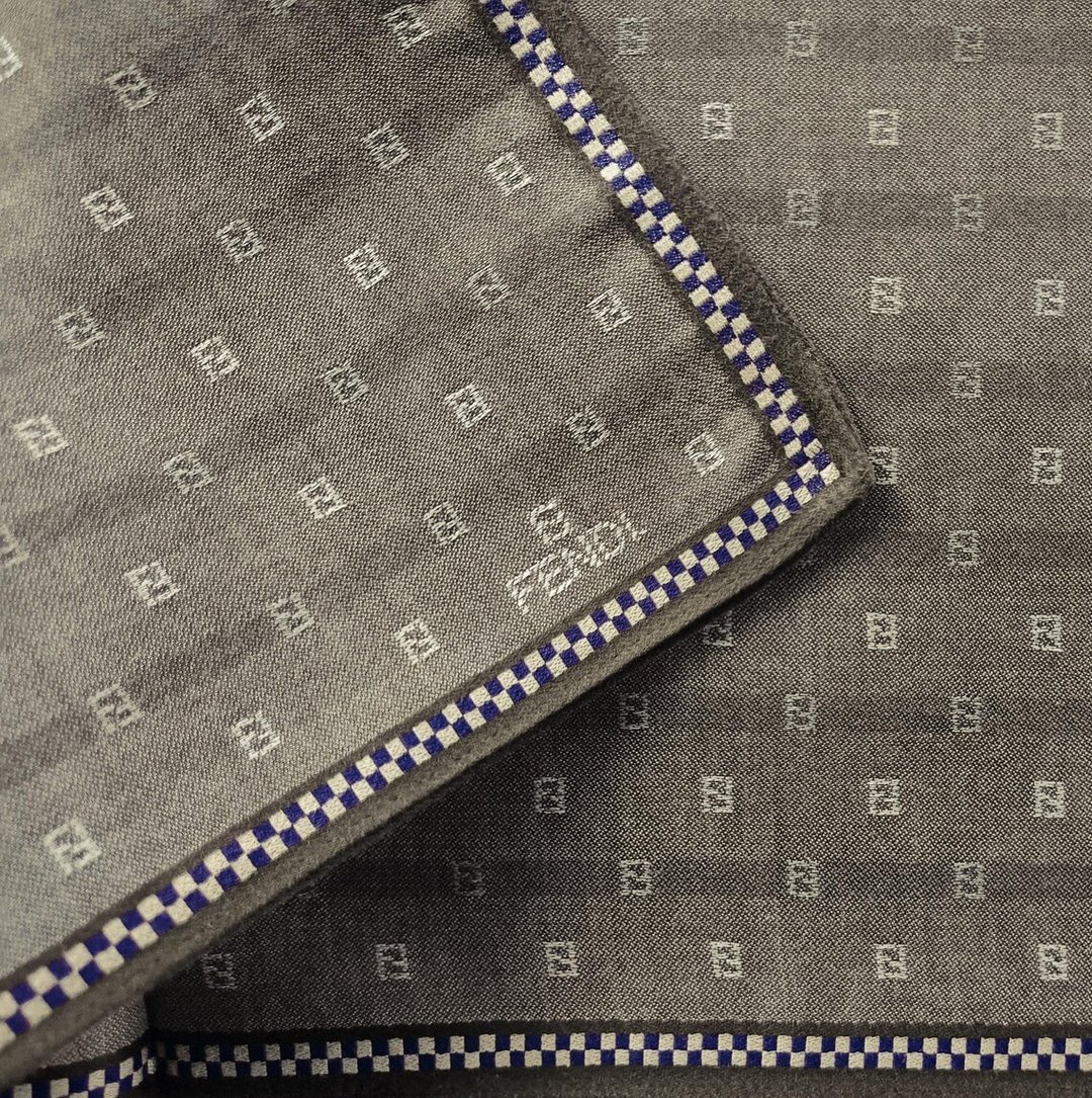 FENDI 复古手帕 – 棕色 FF Logo 搭配格纹边饰 18 x 18 英寸 - 手帕/方巾 - 棉 卡其色