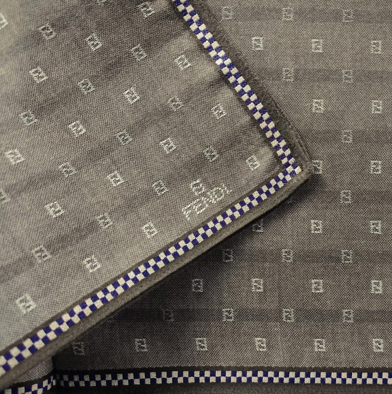 FENDI 复古手帕 – 棕色 FF Logo 搭配格纹边饰 18 x 18 英寸 - 手帕/方巾 - 棉 卡其色