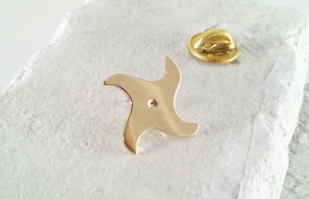 Shuriken Swastika Brass Pin Badge 1 - 胸针 - 其他金属 金色