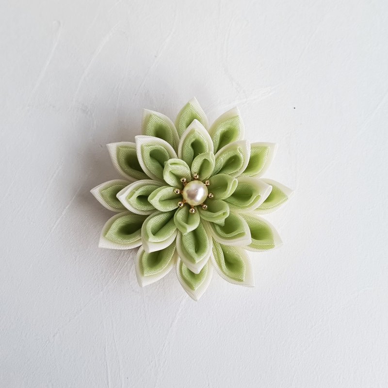 春季胸针 黄绿色  tsumami-zaiku - 胸针 - 棉．麻 绿色