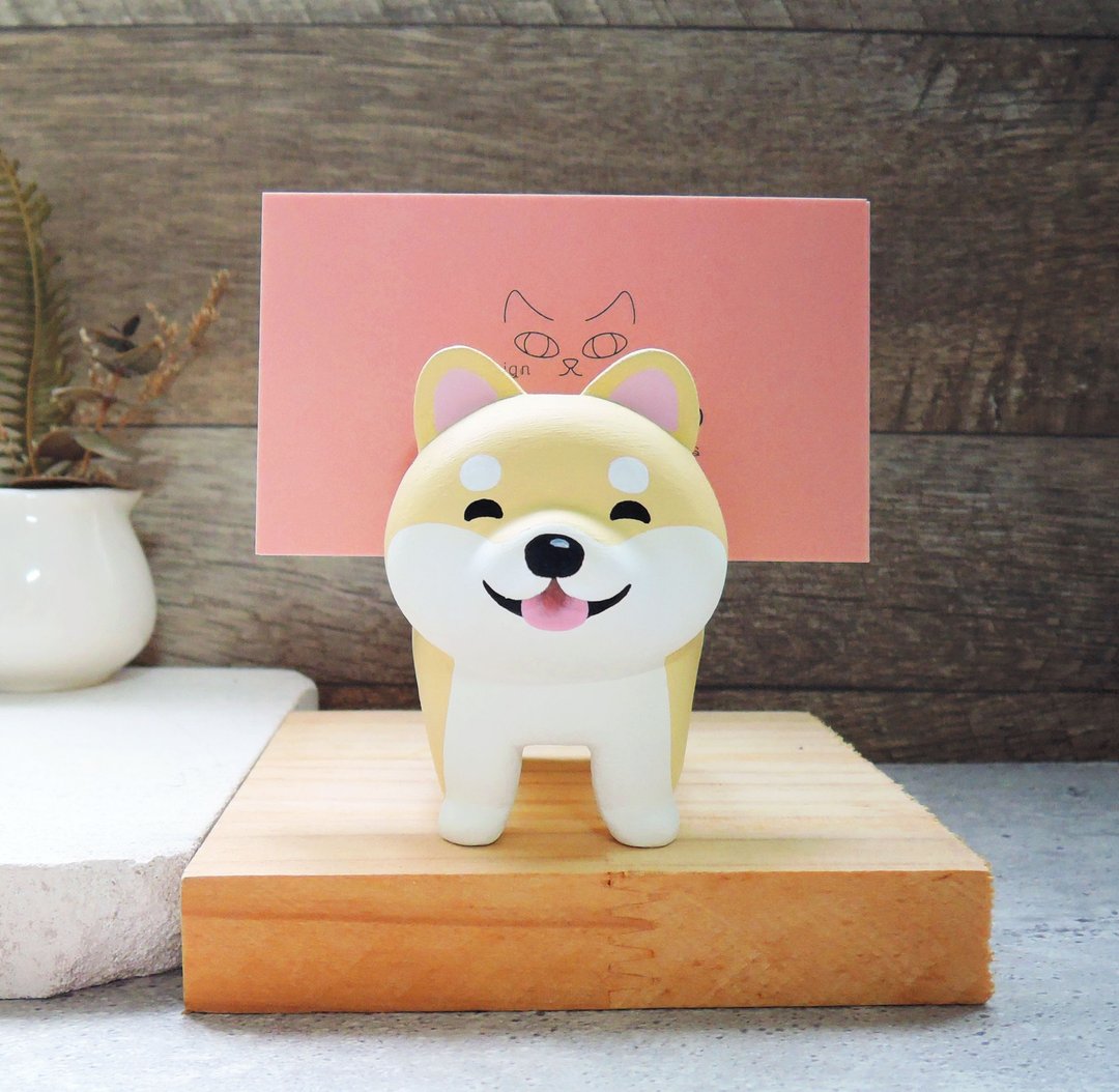 笑眯眯柴犬名片架 手机架 手工木制疗愈小木雕 公仔 摆饰 - 名片架/名片座 - 木头 咖啡色