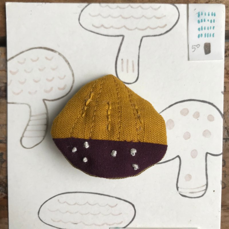 芥黄秋天栗子/胸针 - 胸针 - 棉．麻 黄色