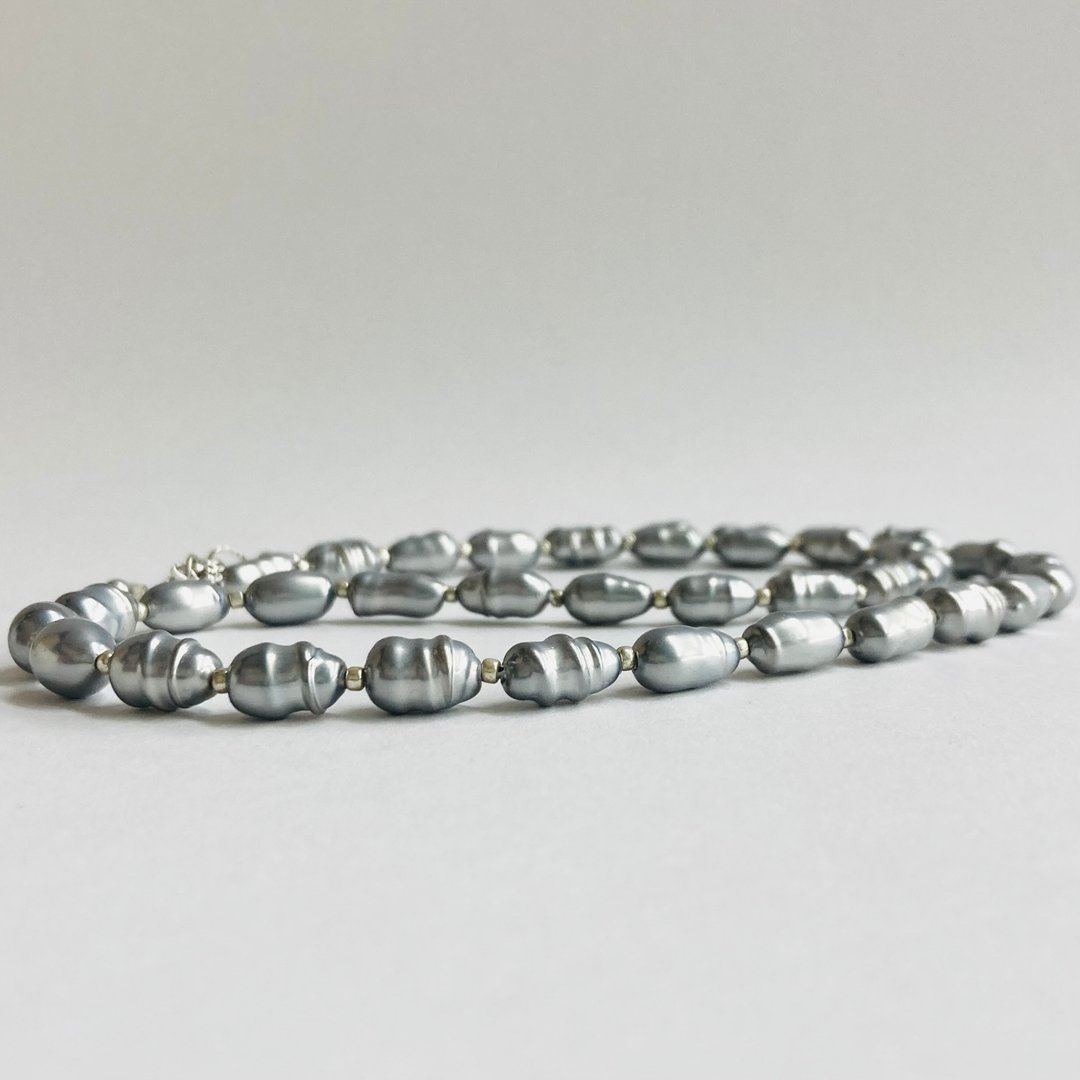 玻璃巴洛克珍珠中长项链／约 6x10mm，约 48cm／灰色／日本制 - 项链 - 玻璃 灰色