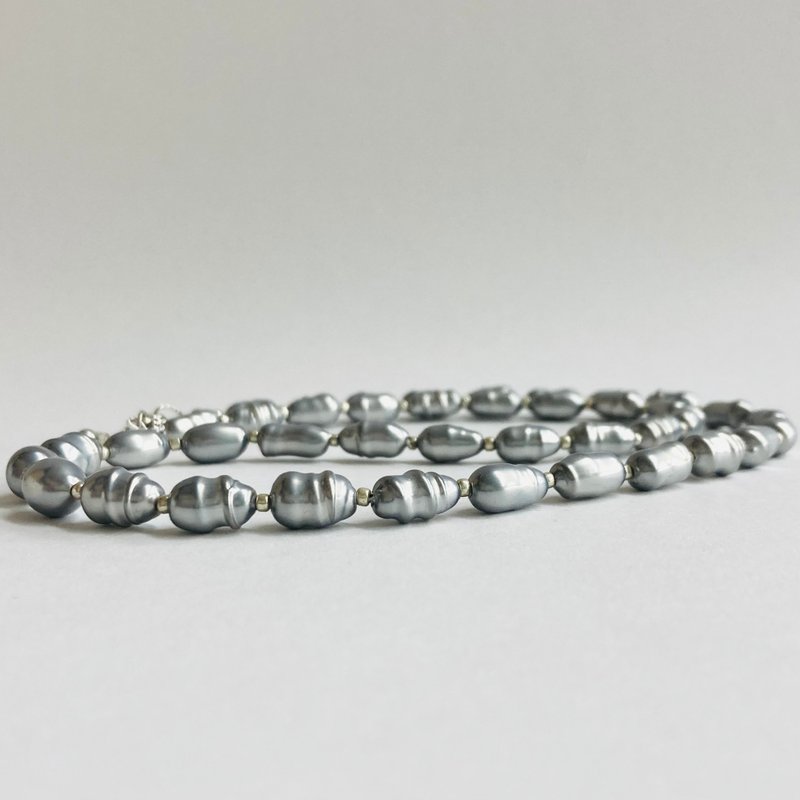 玻璃巴洛克珍珠中长项链／约 6x10mm，约 48cm／灰色／日本制 - 项链 - 玻璃 灰色