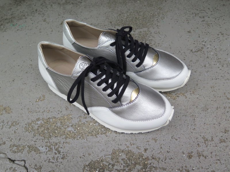 【JAPAN MADE】纤细却舒适宽楦头 真皮成人男女同款运动鞋 / 银×白 - 女款休闲鞋 - 真皮 银色