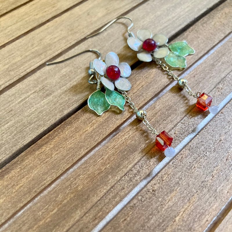 【手作饰品系列】透明树脂 典雅小白花耳环 可改夹 - 耳环/耳夹 - 树脂 