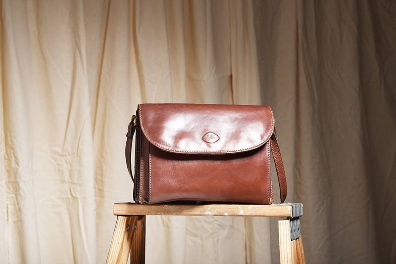 《Vintage THE TREND 斜肩背》焦糖侧背包 VBK 002 - 侧背包/斜挎包 - 真皮 咖啡色