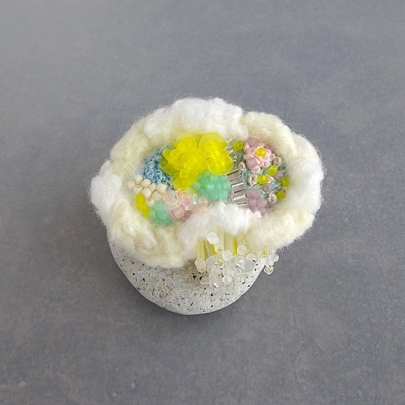 Walk 4 Wool x Embroidery x Bead Brooch - 胸针 - 羊毛 白色