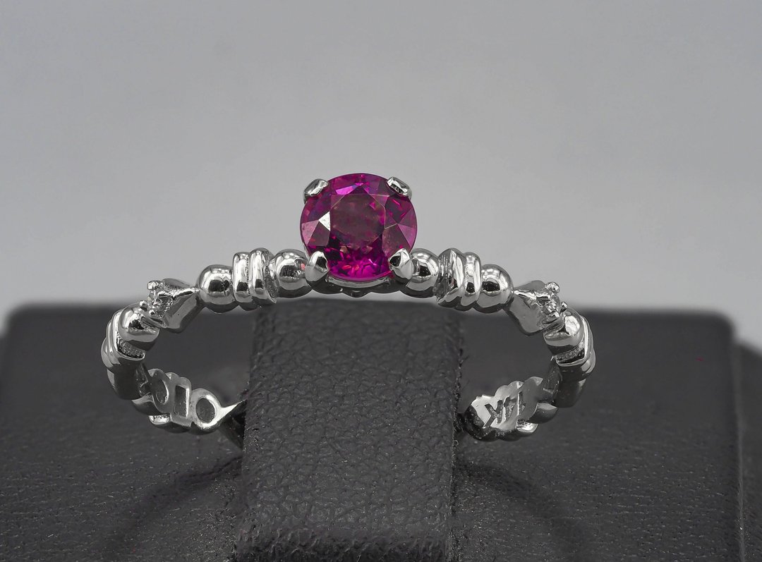 Gold ring with garnet and diamonds. - 戒指 - 贵金属 金色