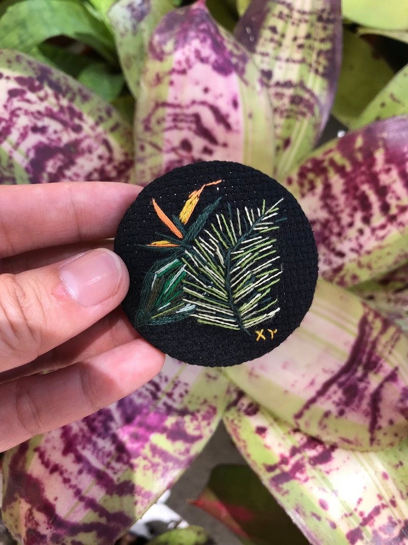 The embroidered button pin 纯手工天堂鸟植物体刺绣钮扣胸针 - 胸针 - 绣线 多色