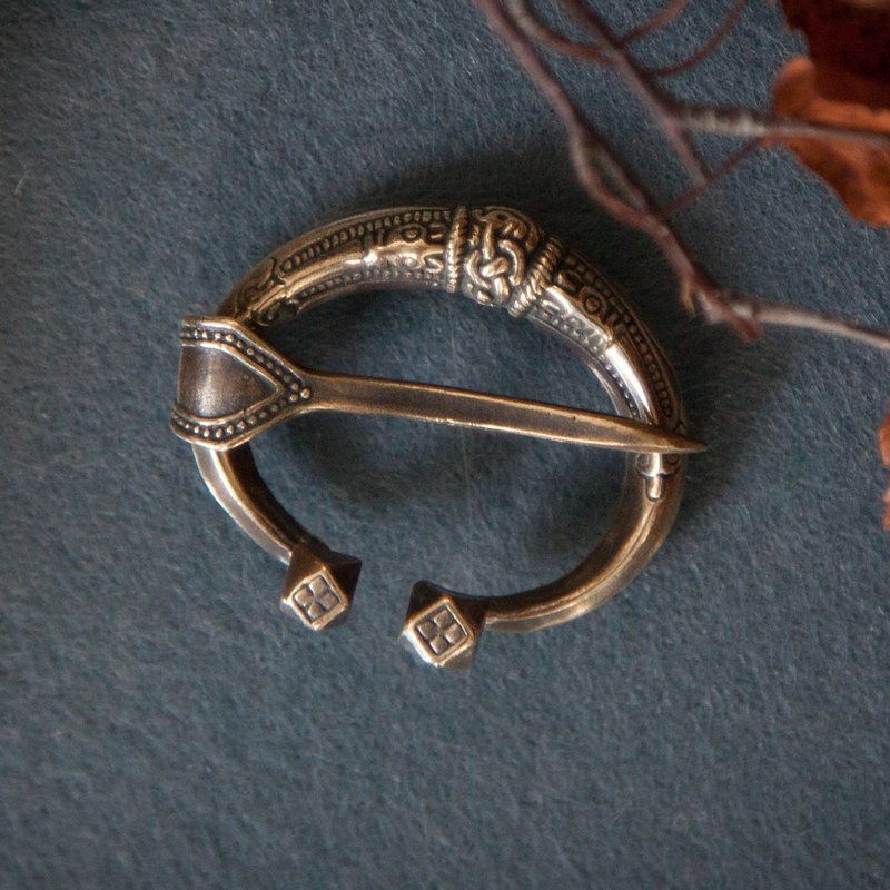 Brooch ornament. Handmade jewelry. Pagan Fibula. Viking replica. Scandinavian. - 胸针 - 其他金属 橘色