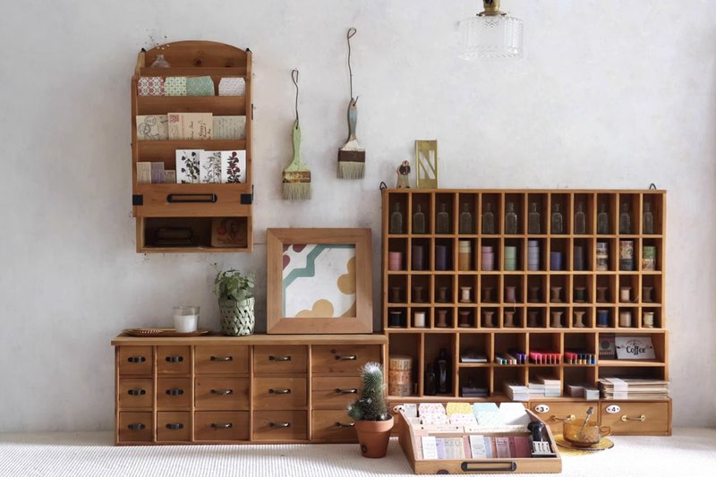 復古掛牆式置物架 開門設計 雙層收納 - 收纳用品 - 木头 卡其色