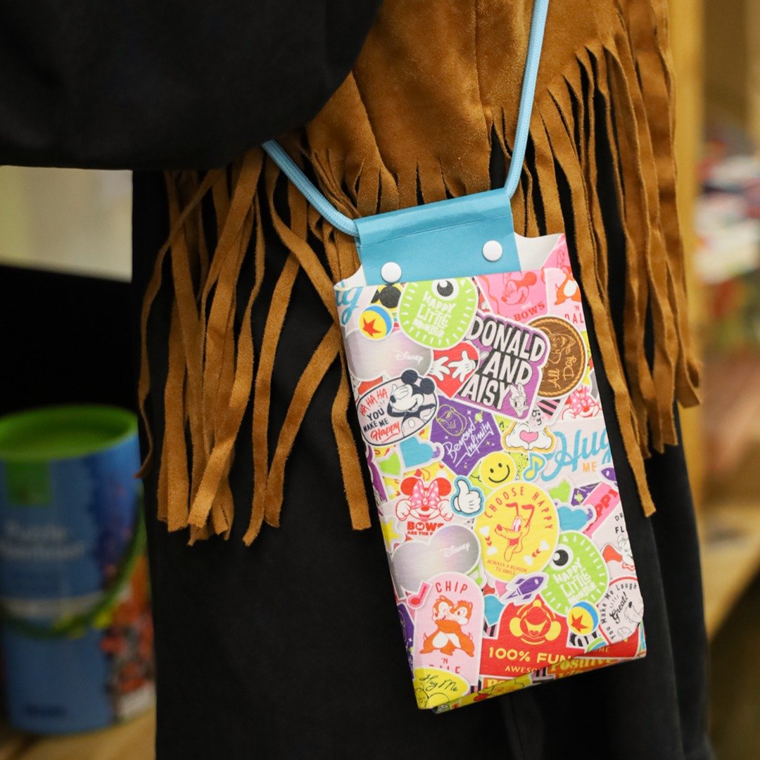 PhonePochette手机随身袋迪士尼100 - Badges - Good Moment圣诞 - 侧背包/斜挎包 - 其他材质 