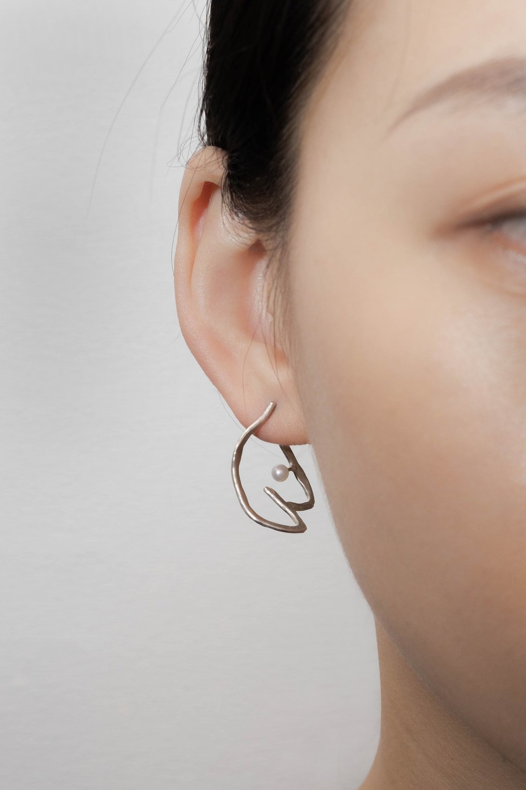 JUelry x ChouYi 人形耳环(银)(珍珠) - Human Earrings (pearl) - 耳环/耳夹 - 纯银 银色