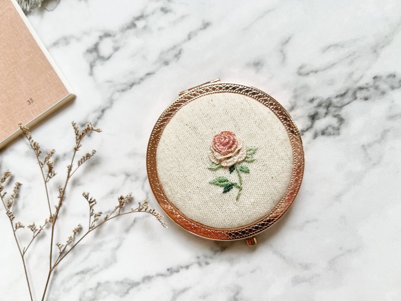 手刺绣圆镜。一朵粉色玫瑰 - 彩妆刷具/镜子/梳子 - 棉．麻 粉红色